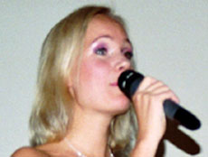 Anna-Karin sjunger